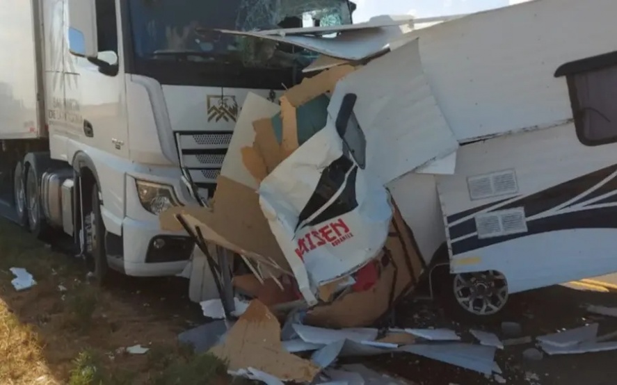 El siniestro protagonizado por la casa rodante y el camión en Bahía Blanca.
