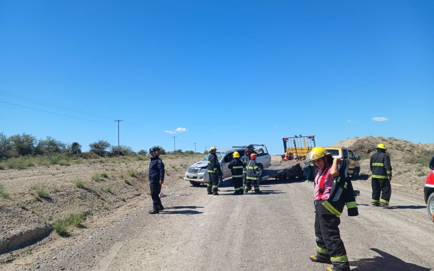 Según la información recaudada habrían colisionado con un pozo, que provocó el descontrol del rodado.