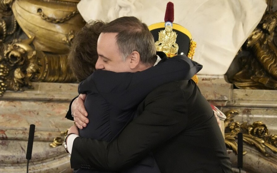 Manuel Adorni y Javier Milei.