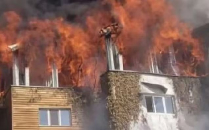 Se incendió un histórico hotel en Bariloche.