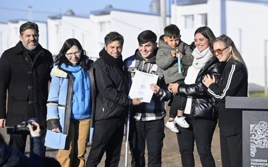 El gobernador junto a una de las 48 familias que recibieron su casa en Tornquist