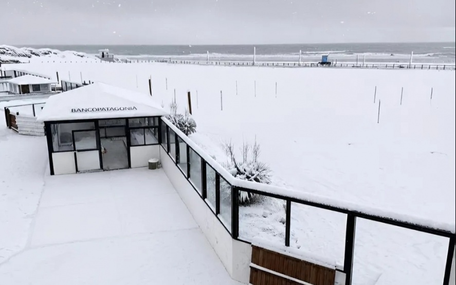 La nieve cubrió la arena en la playa marplatense de Cabo Largo./La Capital