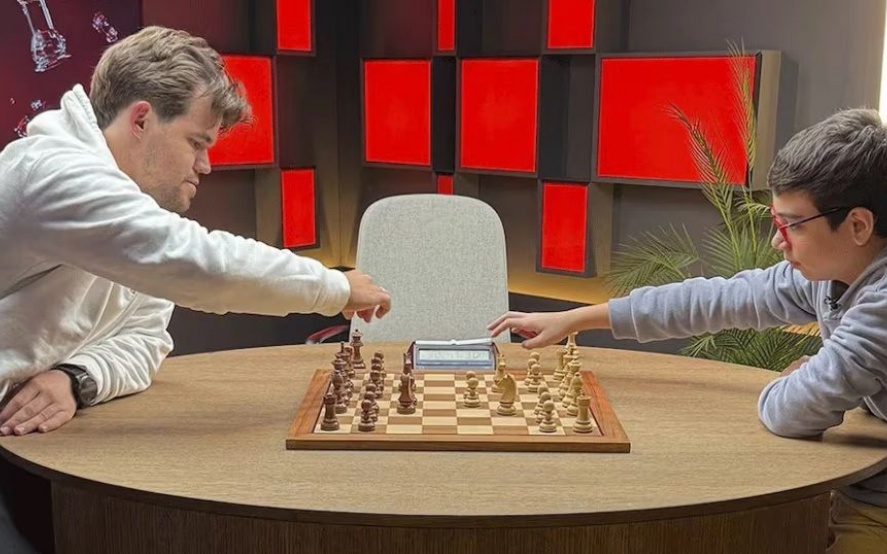 Faustino Oro junto a Magnus Carlsen