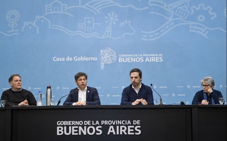 El gobernador Axel Kicillof durante la presentación en el Salón Dorado.