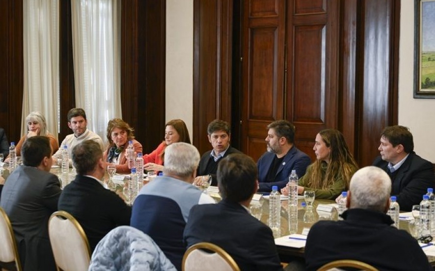El gobernador Axel Kicillof en el Salón de los Acuerdos.