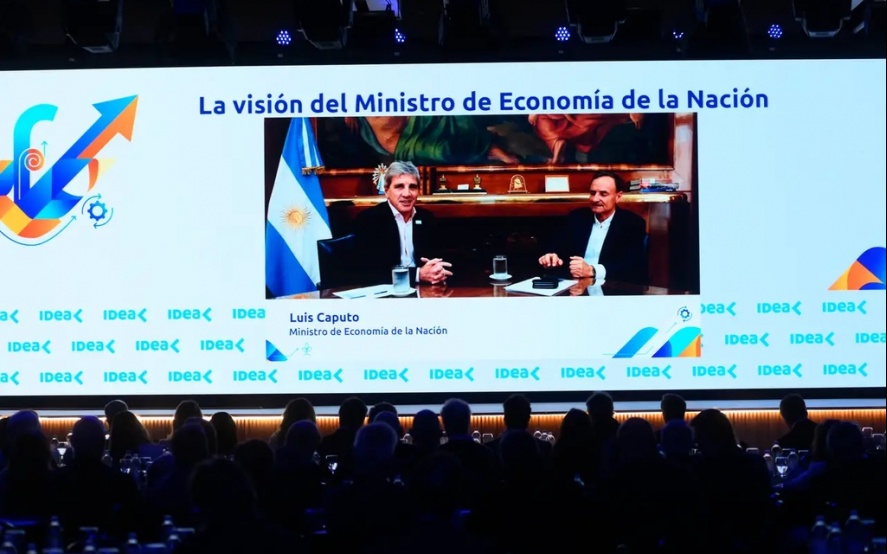 En el marco del coloquio de IDEA y con un mensaje grabado, el ministro de Economía, Luis Caputo, descartó una devaluación y prometió una reforma tributaria para el 2031.