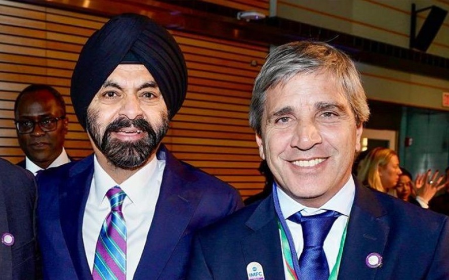 Caputo con el titular del Banco Mundial Ajay Banga.