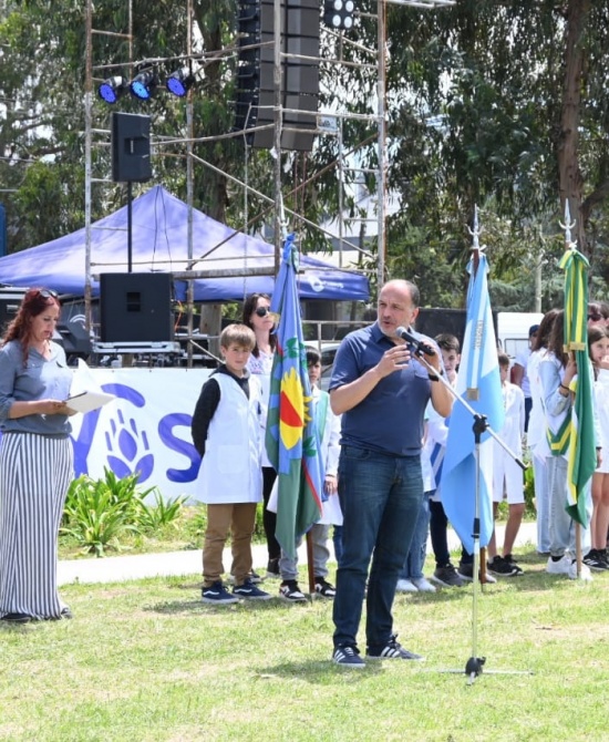 Con la presencia funcionarios de gobierno, concejales, todas las instituciones del pueblo y escuelas y jardines. 