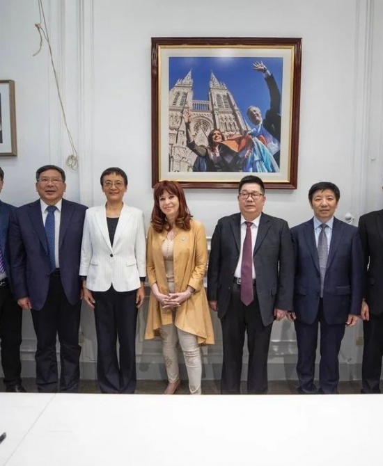 Cristina Kirchner junto a funcionarios de la República Popular de China. Fotografía: @CFKArgentina.