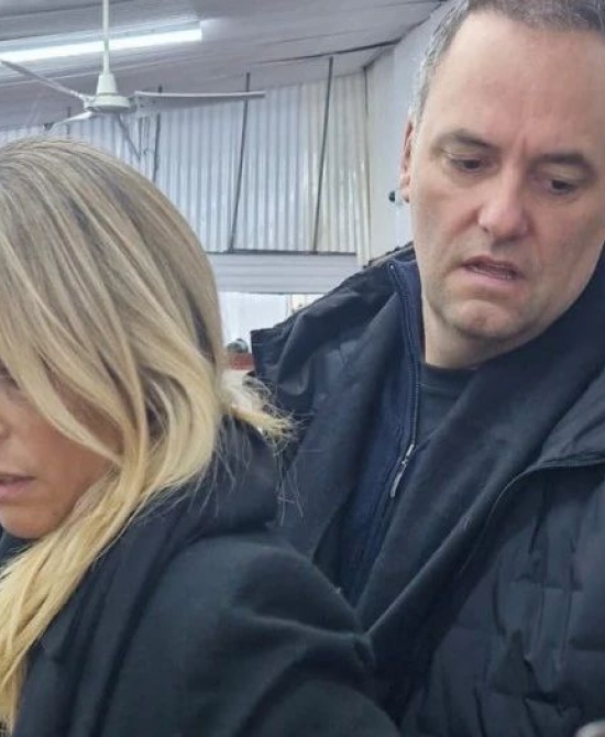 Adorni con su esposa Bettina Angeletti en la tumba del Rebe