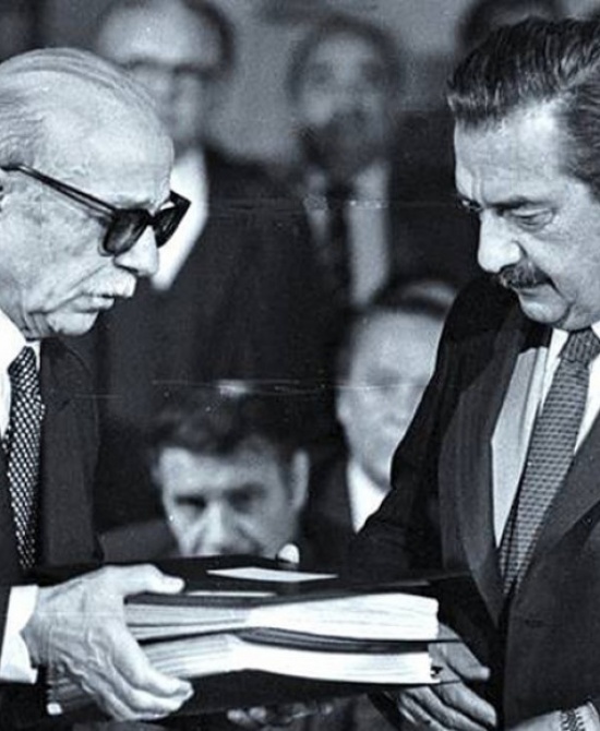 El escritor Ernesto Sabato, como presidente de la Comisión Nacional sobre la Desaparición de Personas (CONADEP), le entrega a Raúl Alfonsín el informe final Nunca más, donde se detallan los crímenes cometidos por la última dictadura cívico-militar.
