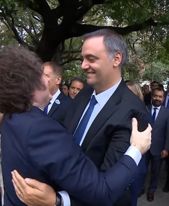 El abrazo entre Milei y Adorni en el Día del Veterano y de los Caídos en la Guerra de Malvinas/(Foto Agencia NA: Captura Redes)