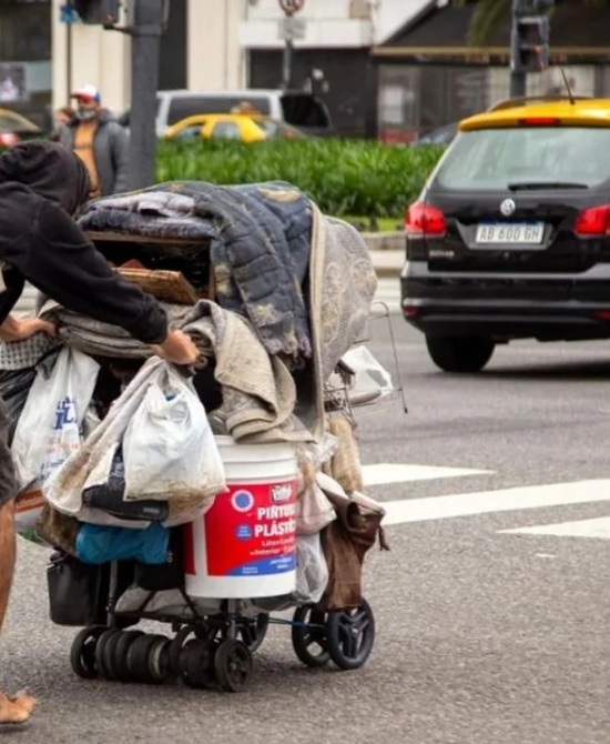El Ejecutivo mantiene su estrategia de ajuste mientras especialistas alertan sobre una “pobreza crónica”. 