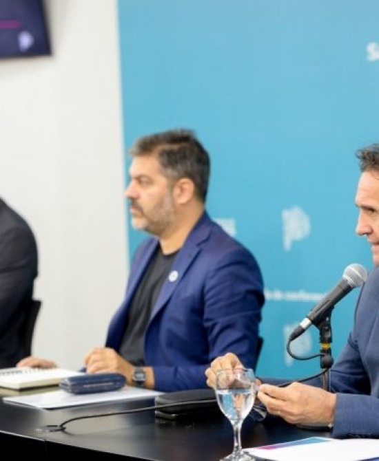 Los funcionarios provinciales durante la conferencia de prensa