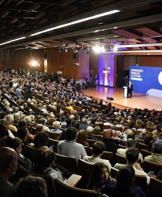 Axel Kicillof volvió a pisar territorio porteño para lanzar un nuevo espacio vinculado al Movimiento Derecho al Futuro.