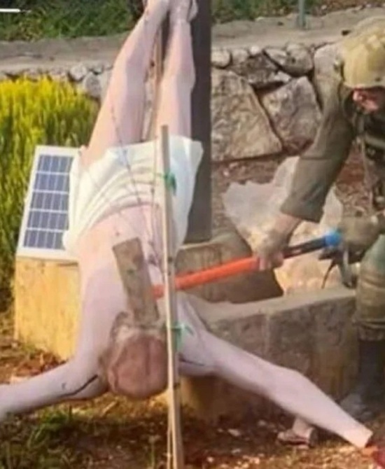 Imagen de un soldado israelí golpeando una estatua de Jesús crucificado, difundida por el diario Haaretz de Jerusalén. Foto: AgenciaNA/X