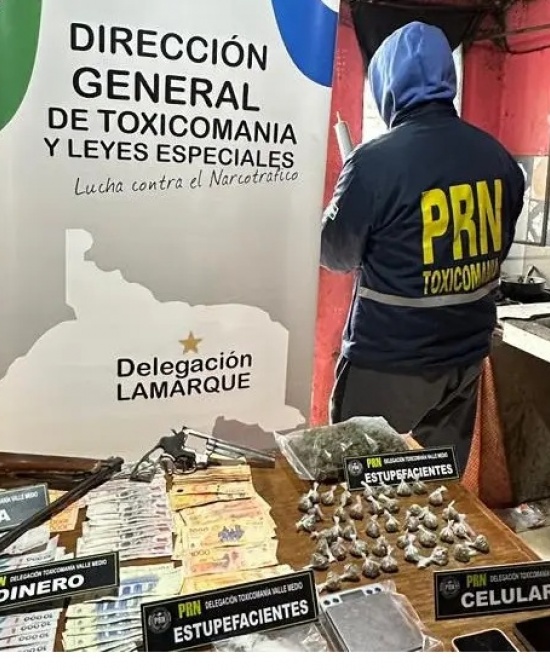 Parte de lo secuestrado por el personal de toxicomanía. Crédito: Gobierno de Río Negro