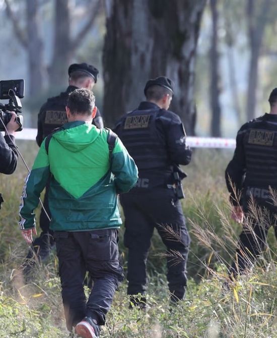 Los investigadores rastrillan una zona específica del descampado/Fotografía: Mario Sar