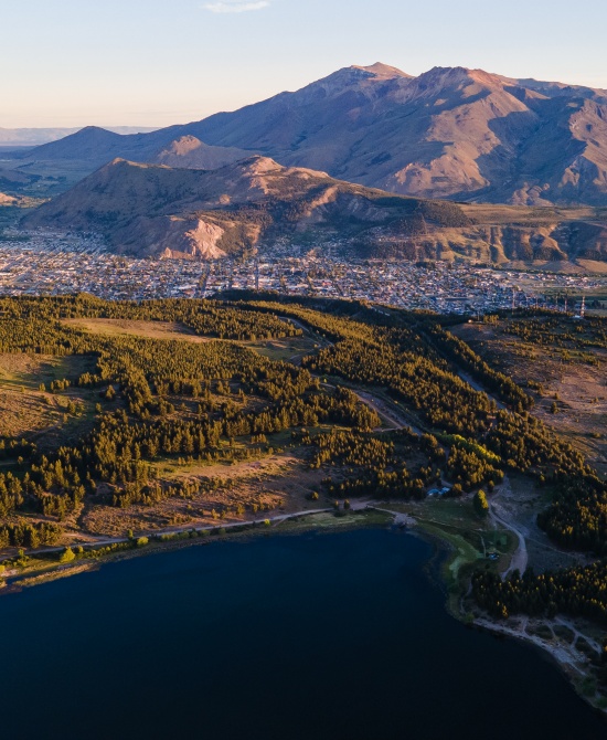 Laguna la Zeta y -Ciudad de Esquel 