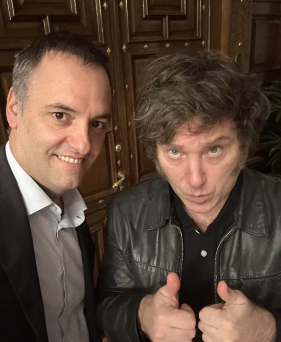 Manuel Adorni y el presidente Javier Milei. (Presidnecia/Archivo)