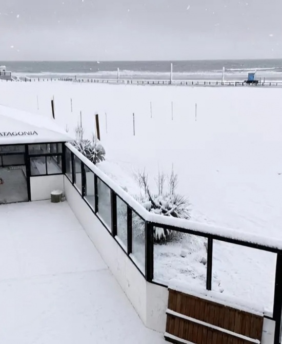 La nieve cubrió la arena en la playa marplatense de Cabo Largo./La Capital