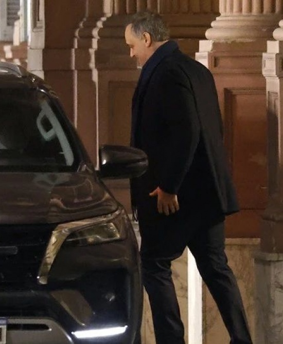 Adorni se va de la jura de Santilli en un auto oficial