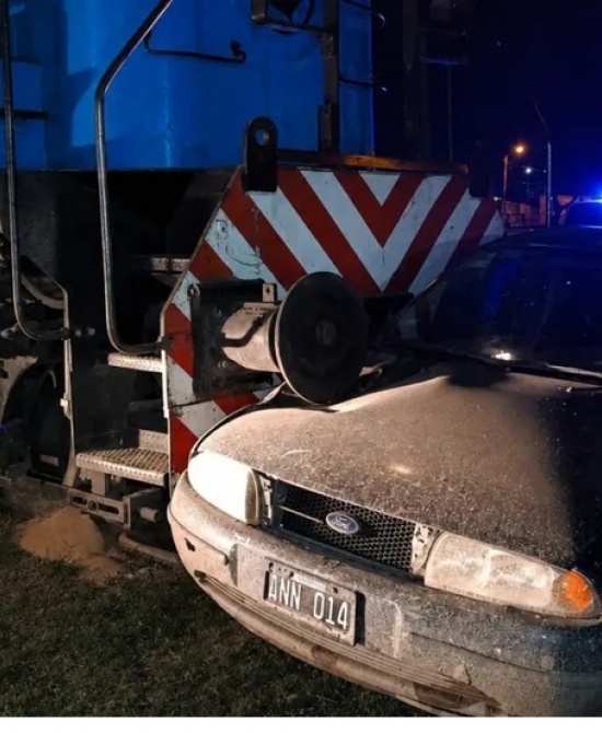 Los ocupantes del vehículo pudieron salir ilesos fundamentalmente porque el tren circulaba por Bahía Blanca a baja velocidad./La Brújula 24