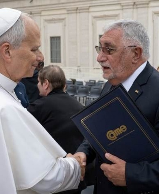 Ricardo Diab y el Papa con el documento que firmaron entidades pymes de todo el país