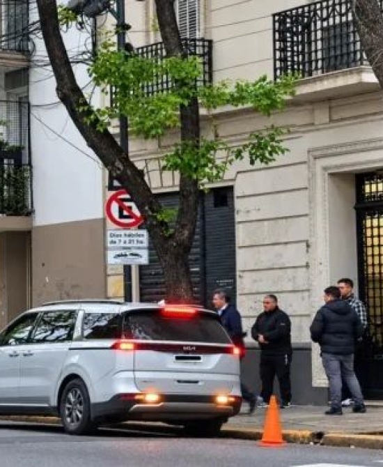Sergio Massa sale del departamento de Cristina.