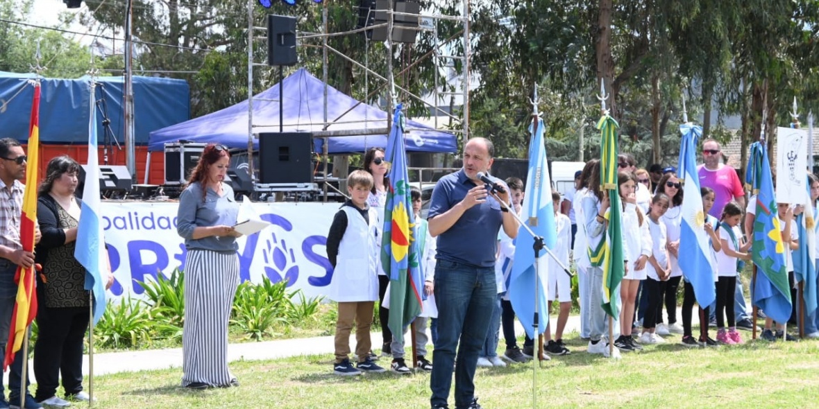 Con la presencia funcionarios de gobierno, concejales, todas las instituciones del pueblo y escuelas y jardines. 