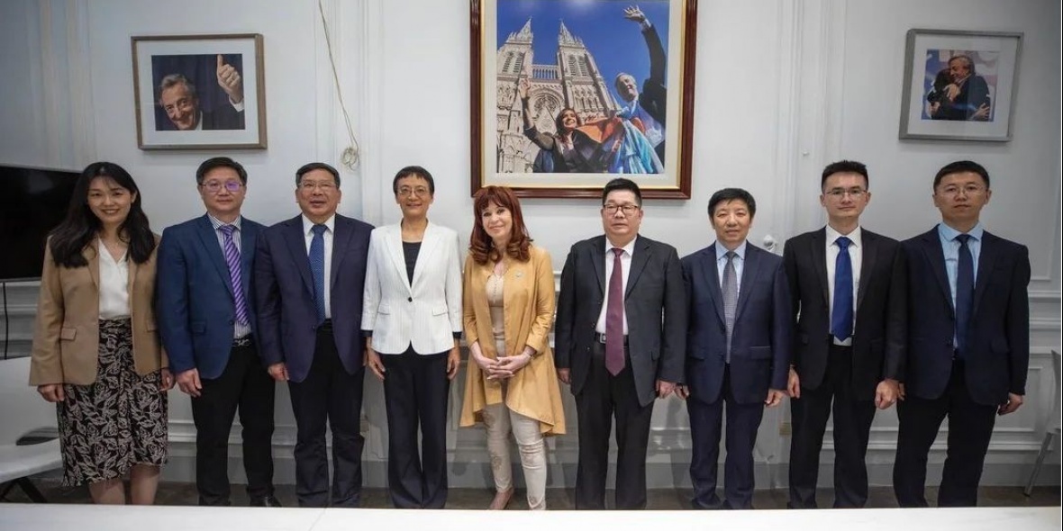 Cristina Kirchner junto a funcionarios de la República Popular de China. Fotografía: @CFKArgentina.