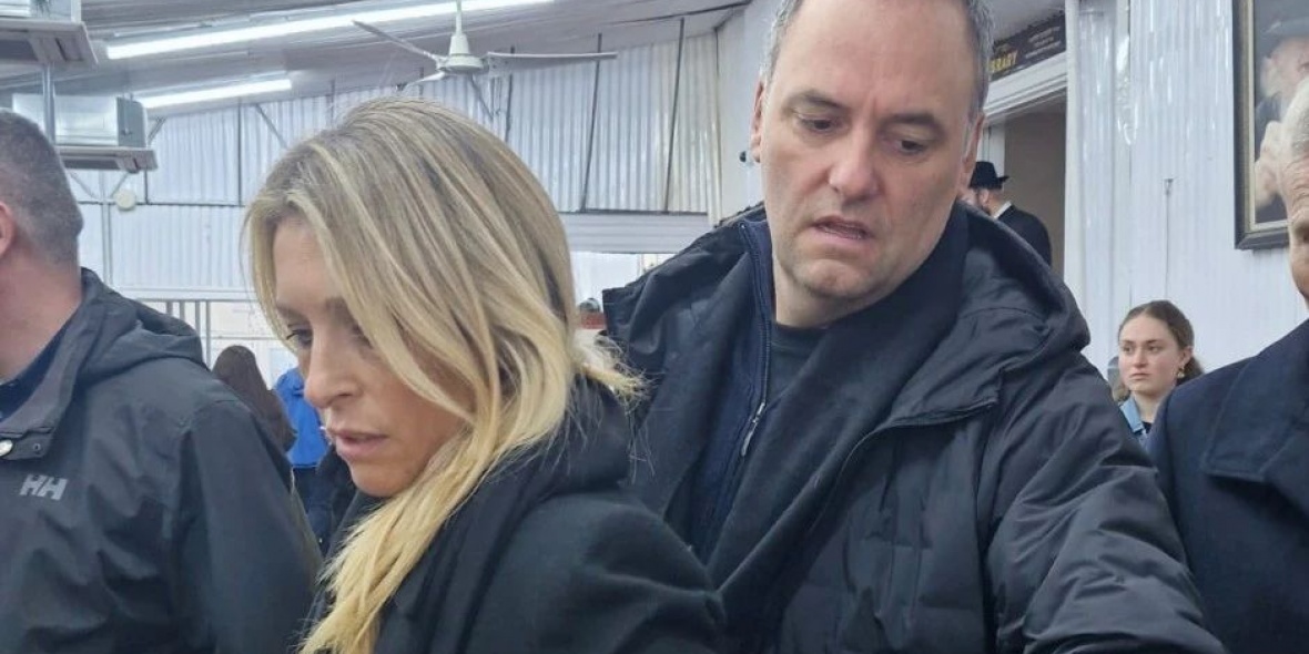 Adorni con su esposa Bettina Angeletti en la tumba del Rebe