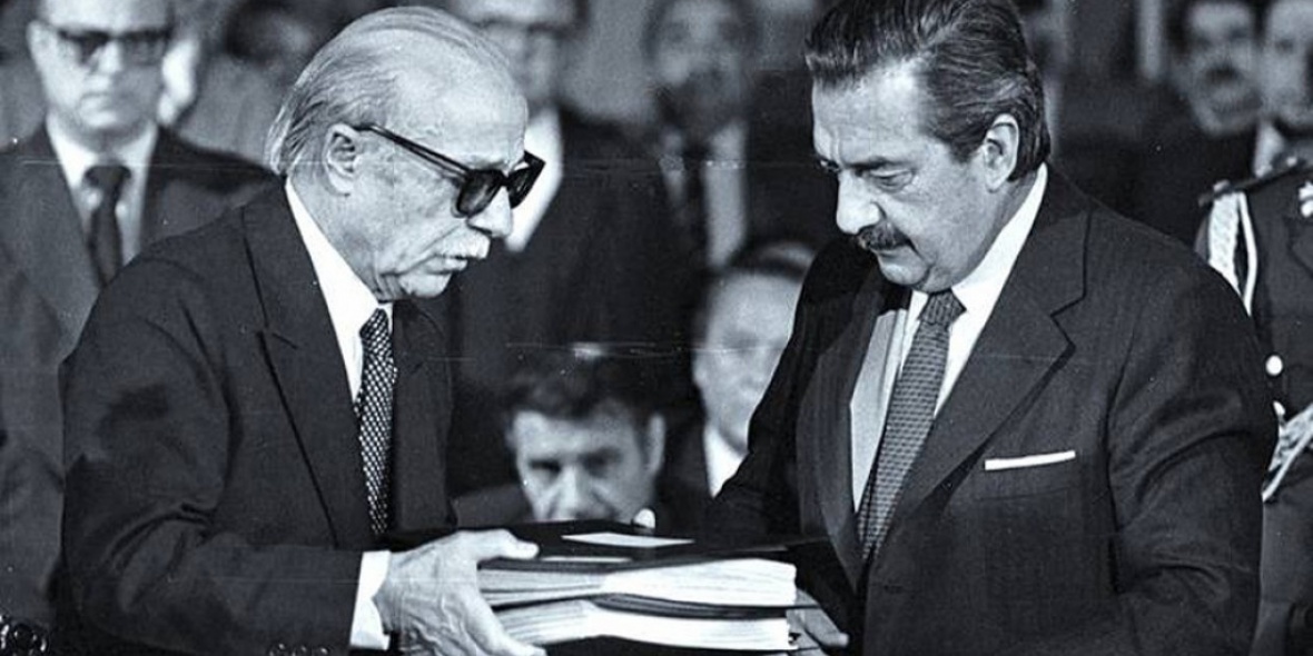 El escritor Ernesto Sabato, como presidente de la Comisión Nacional sobre la Desaparición de Personas (CONADEP), le entrega a Raúl Alfonsín el informe final Nunca más, donde se detallan los crímenes cometidos por la última dictadura cívico-militar.