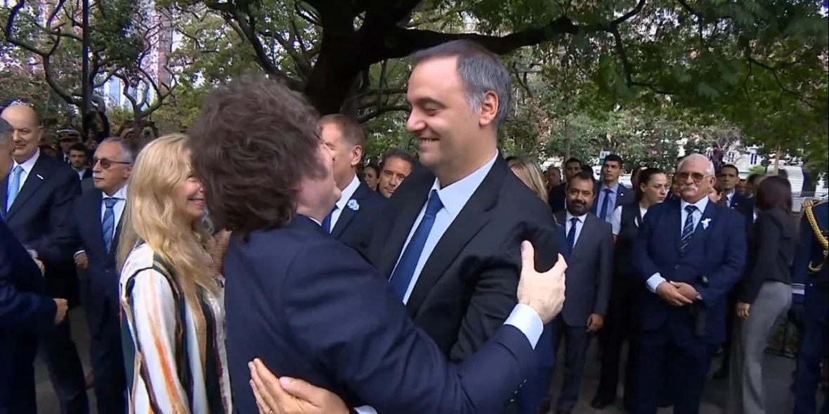 El abrazo entre Milei y Adorni en el Día del Veterano y de los Caídos en la Guerra de Malvinas/(Foto Agencia NA: Captura Redes)