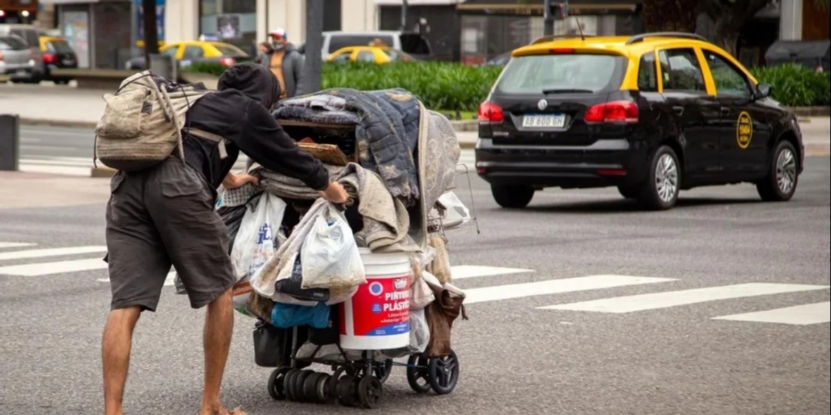 El Ejecutivo mantiene su estrategia de ajuste mientras especialistas alertan sobre una “pobreza crónica”. 