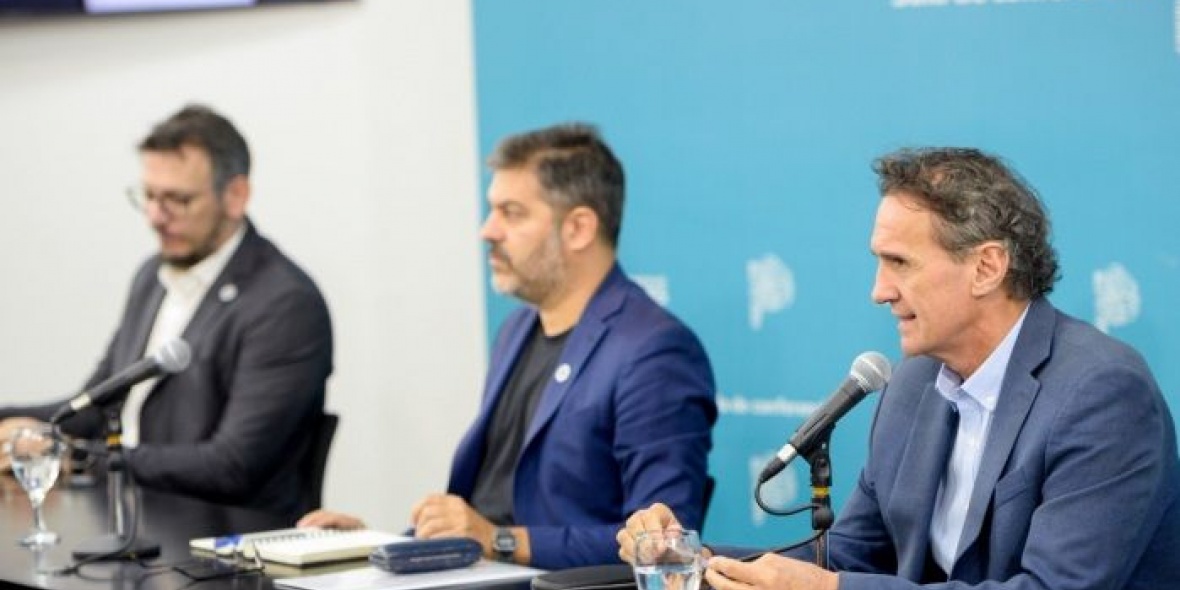 Los funcionarios provinciales durante la conferencia de prensa