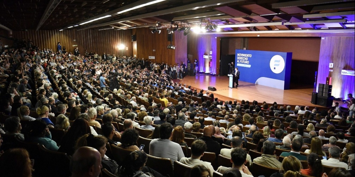 Axel Kicillof volvió a pisar territorio porteño para lanzar un nuevo espacio vinculado al Movimiento Derecho al Futuro.