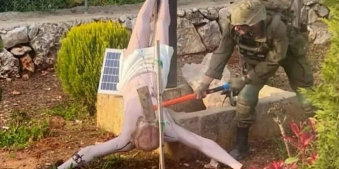 Imagen de un soldado israelí golpeando una estatua de Jesús crucificado, difundida por el diario Haaretz de Jerusalén. Foto: AgenciaNA/X