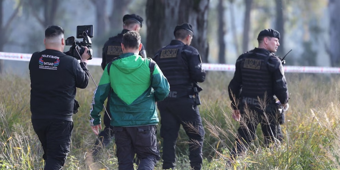 Los investigadores rastrillan una zona específica del descampado/Fotografía: Mario Sar