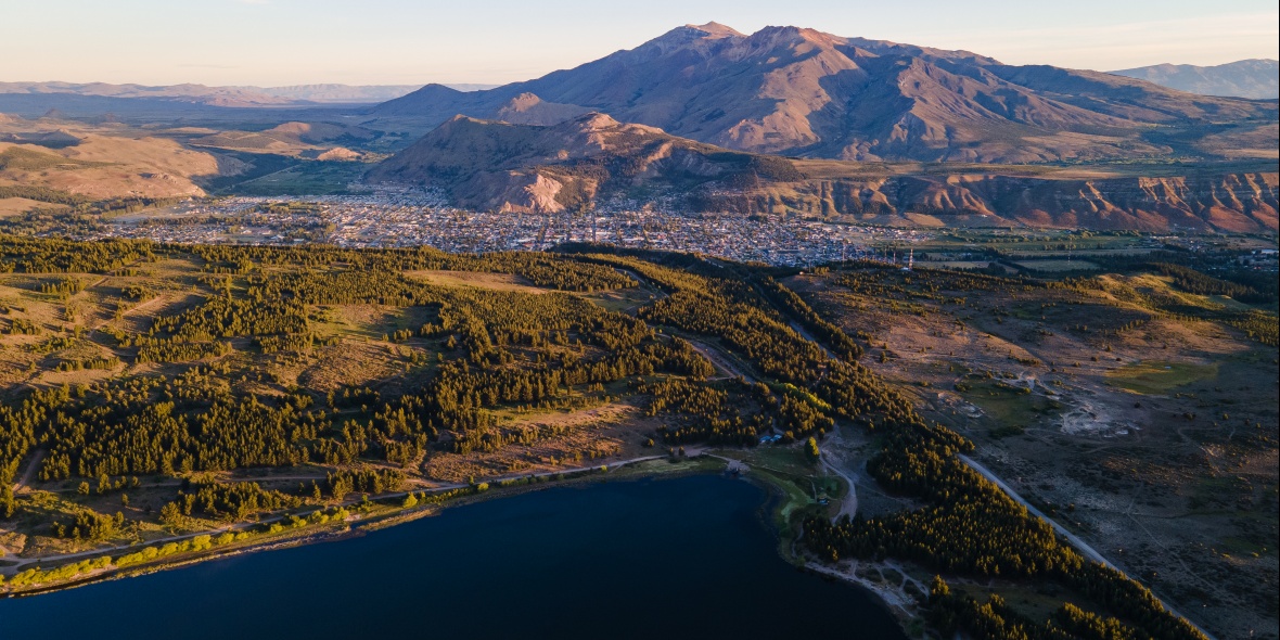 Laguna la Zeta y -Ciudad de Esquel 