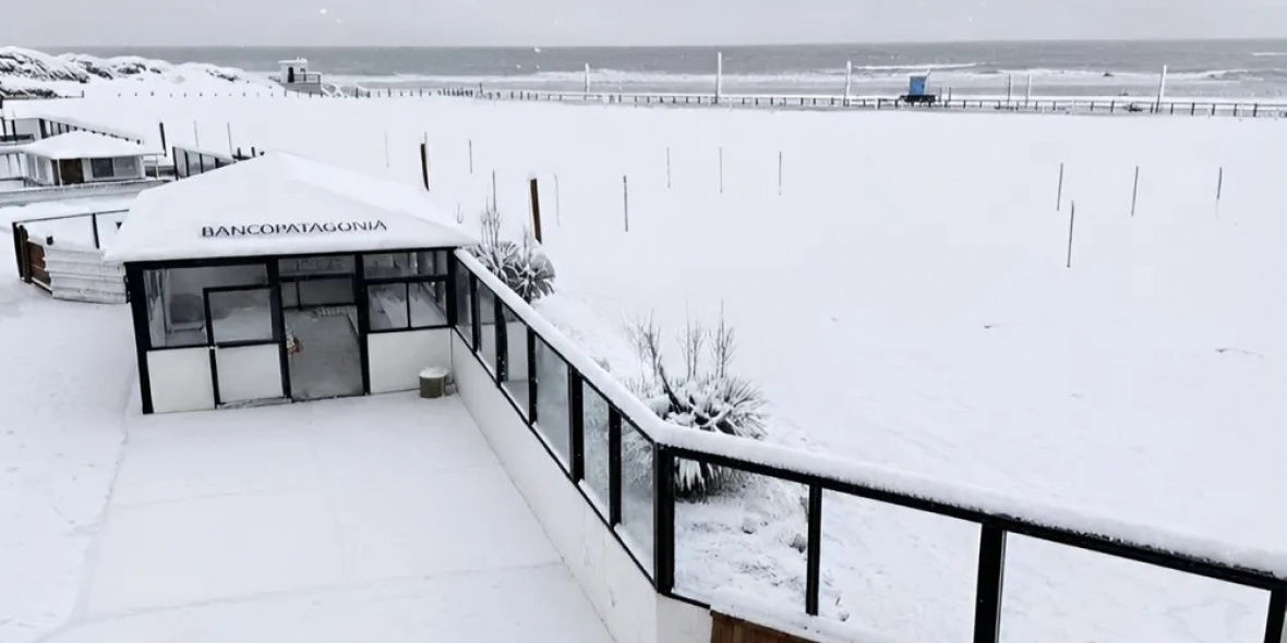 La nieve cubrió la arena en la playa marplatense de Cabo Largo./La Capital