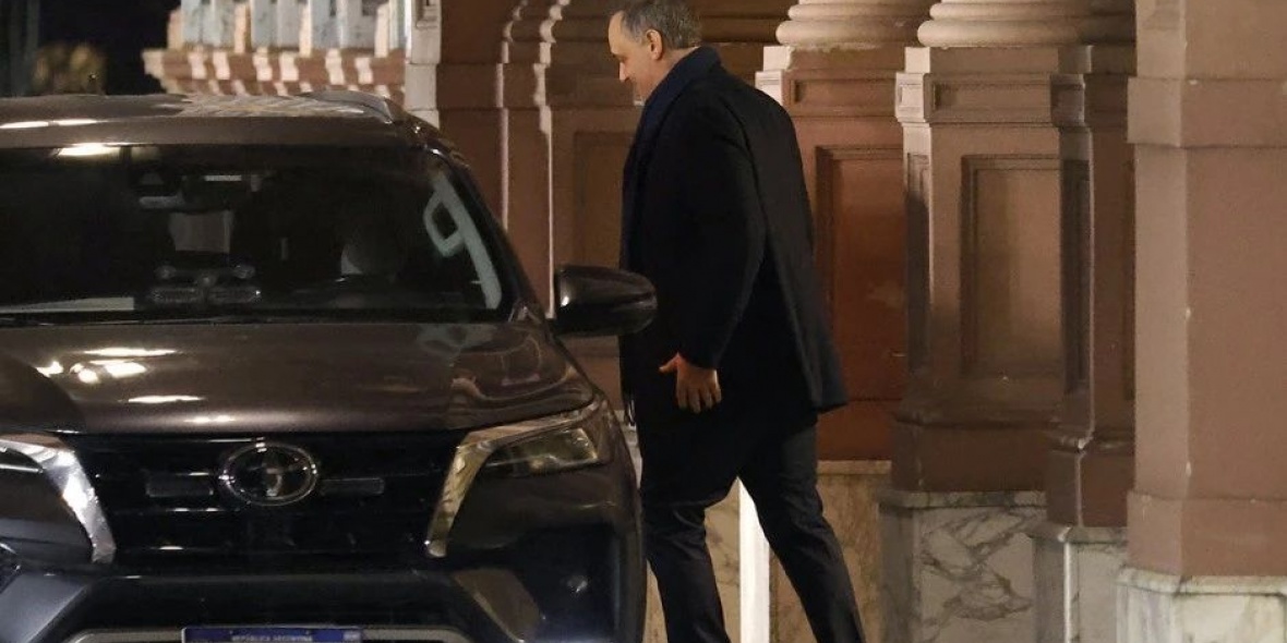 Adorni se va de la jura de Santilli en un auto oficial