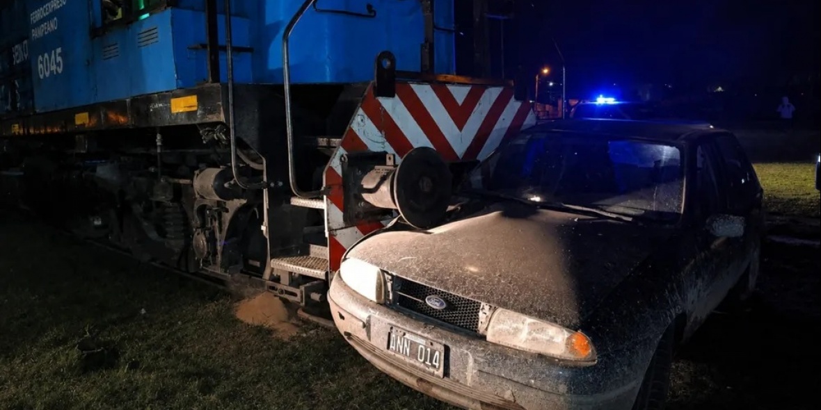 Los ocupantes del vehículo pudieron salir ilesos fundamentalmente porque el tren circulaba por Bahía Blanca a baja velocidad./La Brújula 24