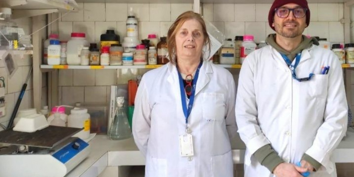 Mónica Vermeulen, líder del trabajo y jefa de laboratorio, con el primer autor del estudio, Ramiro Vázquez, en el Instituto de Medicina Experimental (IMEX, CONICET-Academia Nacional de Medicina).