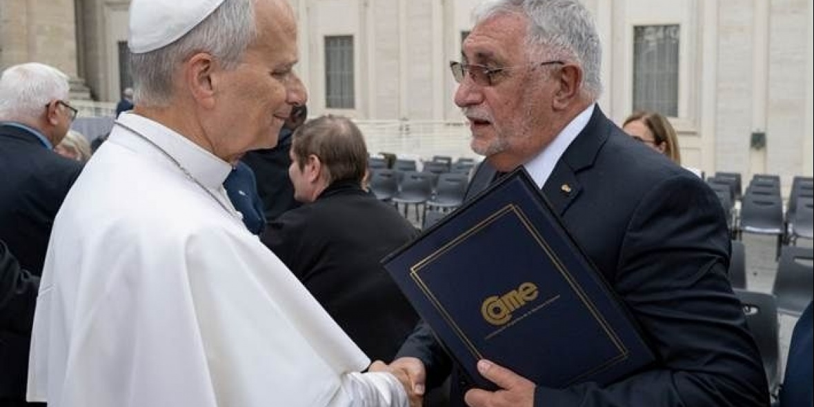 Ricardo Diab y el Papa con el documento que firmaron entidades pymes de todo el país