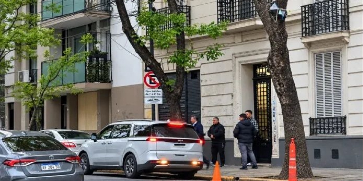 Sergio Massa sale del departamento de Cristina.